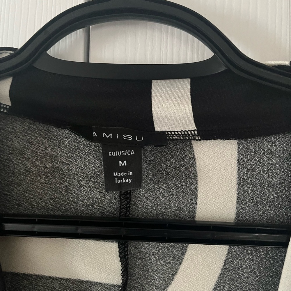 Amisu Black and White Graphic Blouse Cap Sleeve - Picture 2 of 2